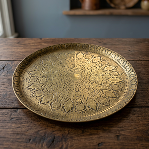 Plato Decorativo Redondo de Metal Hecho a Mano con Patrón de Plantas Grabado, Diseño Oriental - Product Image 3