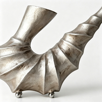 Sculpture de coquillage abstraite en alliage d'aluminium décorative moderne, figurine en forme de coquille pour la décoration de salon, hall d'hôtel, bureau ou table.