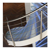 Escalier Courbé de Style Moderne avec Garde-Corps en Verre et Fer Forgé, Construction Durable pour Villa de Luxe, Appartement, Hall Intérieur, Écologique