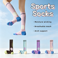 Chaussettes de football pour hommes en polyester, hauteur genou, avec logo couleur personnalisé, respirantes, anti-humidité, soutien de la voûte plantaire, chaussettes de sport athlétiques