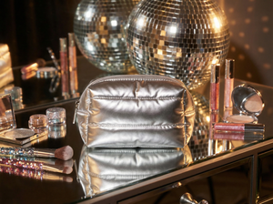 กระเป๋าเครื่องสำอางเมทัลลิก Y2K แบบพกพา สีเงิน ดีไซน์ล้ำยุค สำหรับเดินทาง - Product Image 4