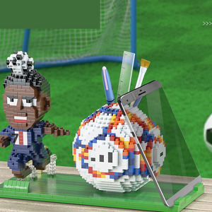 Excellent Vendeur 2026 Support <span class=keywords><strong>de</strong></span> Téléphone et Porte-Stylo en Plastique ABS Style <span class=keywords><strong>Lego</strong></span> pour Stars du Football Mondial, Blocs <span class=keywords><strong>de</strong></span> Construction Micro Mbappe pour Bureau - Product Image 6