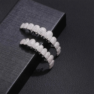 Vente en gros : Bijoux dentaires Hip Hop Grillz plaqués or 14K, Gemmes dentaires tendance style Rap avec diamants et pierres CZ pour hommes - Product Image 4
