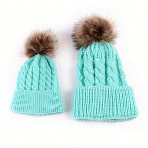 Gorro de Invierno Tejido a Mano para Mamá e Hija, para Mujeres, Hombres, Niñas, Niños y Bebés, con Pompón de Piel Sintética - Product Image 4