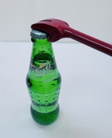 Abridor de botellas de metal fundido diseñado con la forma de una herramienta Halligan, abridor de 6 pulgadas de largo, una herramienta utilizada por los bomberos