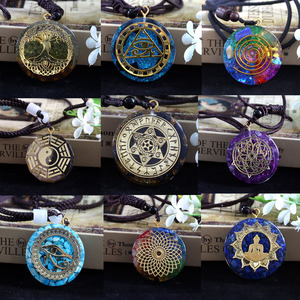 Collier pendentif en résine avec puce de cristal, design géométrique rond, serti clos, bijou unisexe, cadeau - Product Image 1