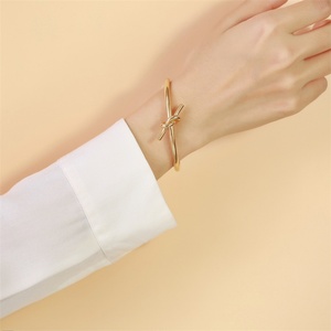 กำไลข้อมือสแตนเลสชุบทองกันน้ำ ดีไซน์แบบเปิด สำหรับผู้หญิง ขายดี - Product Image 5