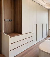 Armoire de chambre moderne en bois massif Yi Gui, grande capacité, design écologique, poignées métalliques durables, charnières surélevées, mobilier de maison