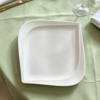 Assiette de table en céramique blanche solide incurvée, empilable, de qualité alimentaire, résistante au micro-ondes et au lave-vaisselle, pour hôtels, restaurants et usage domestique (vente en gros)