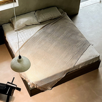 Cadre de lit en bois massif Wabi Sabi, lit plateforme moderne et luxueux à profil bas pour projet de designer