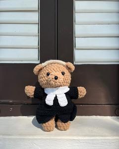 Orsacchiotto Avvocato all'Uncinetto Fatto a Mano, Regalo <span class=keywords><strong>di</strong></span> Laurea, Simpatica Bambola della <span class=keywords><strong>Giustizia</strong></span> per Studenti <span class=keywords><strong>di</strong></span> Giurisprudenza e Professionisti del Diritto - Product Image 4