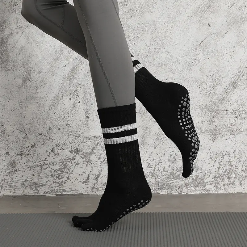 Hochwertige Designer Kompression Baumwolle Sport Damen individuelle Pilates-Yoga Griff-Socken 5 Zehen mit rutschfesten gestreiften Socken