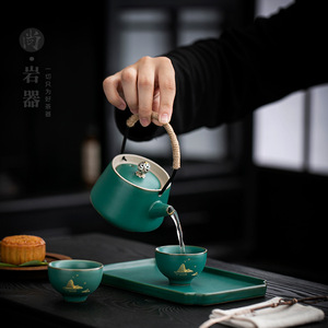 Juego de té de cerámica Kung Fu, una tetera y dos tazas, verde con diseño de paisaje dorado, para preparar té y regalar. - Product Image 3