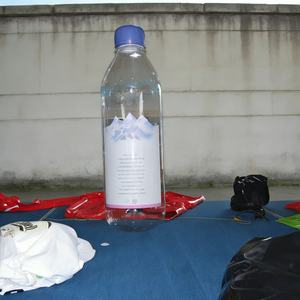 Réplique de bouteille d'eau transparente géante éclairée personnalisée KeepFuns (marquée) - Affichage publicitaire pour les promotions et les événements de boissons - Product Image 1