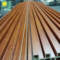 Panneaux muraux WPC pour l'intérieur, surface à grain de bois réaliste, résistants à l'eau, panneaux emboîtables, installation facile pour maison moderne