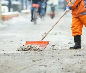 Rode Duurzame Metalen Sneeuwschep Met D-Grip Houten Handvat Sneeuwverwijderingsspade Voor Het Opruimen Van Sneeuw Tuin Auto Kamperen Buiten