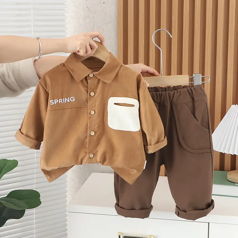 Vêtements pour enfants en gros 2024 printemps nouveaux enfants mode poche bouton vêtements garçons chemise 2 pièces ensemble