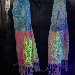 Sciarpa al Neon leggera alla moda con tessuto reattivo UV scuro per feste notturne - Product Image 6