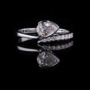Bague de fiançailles pour femme en or blanc 14 carats avec diamant taille poire couleur D VVS1 et pierres latérales en diamant, style classique - Product Image 1