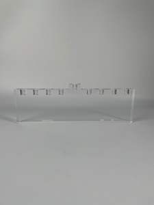 Portavelas Acrílico Moderno en Forma de Trofeo Personalizado - Candelabro de Cristal Transparente con Borde Dorado, Decoración Elegante para el Hogar - Product Image 3