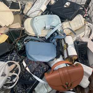 Ukay Bale, bolsos de hombro a la moda para mujer, bolsos de <span class=keywords><strong>mano</strong></span> de <span class=keywords><strong>segunda</strong></span> <span class=keywords><strong>mano</strong></span> para mujer, bolso ligero usado para mujer, bolso de <span class=keywords><strong>mano</strong></span> con lazo para mujer, fardo mixto - Product Image 2