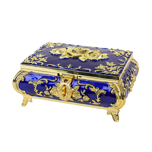 Boîte de rangement à bijoux en métal décorative de style européen haut de gamme avec roses 3D, ornements, cadeaux de mariage, artisanat en métal - Product Image 1