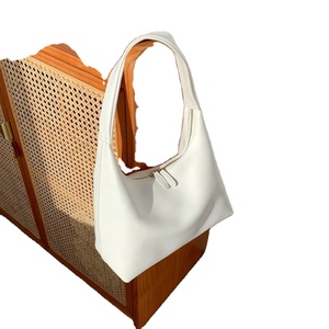 Sacs à <span class=keywords><strong>main</strong></span> en cuir PU personnalisés au design unique Sacs à <span class=keywords><strong>main</strong></span> à bandoulière bon marché Sacs à <span class=keywords><strong>main</strong></span> fourre-tout de <span class=keywords><strong>classe</strong></span> pour femmes - Product Image 2