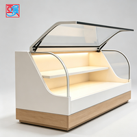 Vitrine à gâteaux en verre courbé avec base en bois sur mesure pour boulangerie