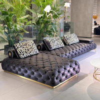 Canapé Linéaire Tufté de Luxe, Design Moderne, Base en Acier Inoxydable, Canapé Droit en Cuir pour Villa et Mansion, Pièce Maîtresse