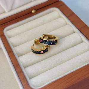 Elegante 18 Karat vergoldete Ohrstecker mit <span class=keywords><strong>M</strong></span>-Buchstabe, schlichter sommerlicher geometrischer Ohrschmuck für Damen, Kreolen im Luxusdesign - Product Image 4