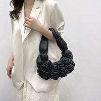Sac à main pour femme en PU souple, froncé et matelassé effet bulle, style hobo demi-lune à fermeture éclair, pour porté épaule, vente en gros, liquidation, faible MOQ, expédition rapide