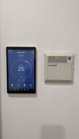 Écran tactile Android YC-SM08P de 8 pouces 1280*800 avec 4 Go de RAM pour hôtel et usage domestique - Boîtier en plastique de conception barre