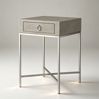 Table de chevet carrée de luxe haut de gamme avec panneaux en cuir gaufré et base métallique pour chambre à coucher