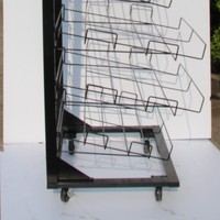 Présentoir métallique multi-niveaux incliné sur pied pour couvertures, tapis, édredons, tapis de sol, avec roulettes amovibles, mobile et personnalisable pour textiles