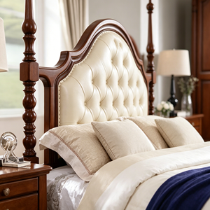 Base de Cama Tapizada Tradicional Tamaño Queen con Cabecera de Cuero Sintético y Postes de Madera - Product Image 4