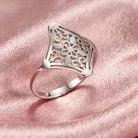 Bague décorative réglable en acier inoxydable pour femmes, avec fleurs découpées