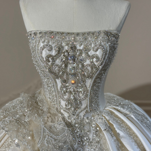 XS287 Vestido de Novia de Satén con Cuello Barco y Cristales, Estilo Imperio - Product Image 5