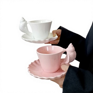 Tasse à café en céramique avec soucoupe, style populaire, style vintage, pour le bureau, la maison, le thé de l'après-midi, avec poignée en forme de coquille en relief - Product Image 1