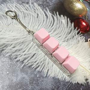   Llavero de juguete para aliviar el estrés con 4 llaves, herramienta de descompresión unisex de plástico rosa para adultos y niños - Product Image 1