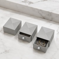 Boîte à bijoux en papier gris recyclable, emballage minimaliste géométrique pour boucles d'oreilles avec insert en feutre, boîte cadeau moderne, vente en gros