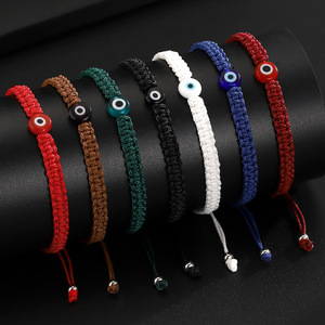 Pulsera de cuerda trenzada roja y blanca hecha a mano Resoul con amuleto de mariquita y flor margarita, joyería de protección y buena suerte para mujer - Product Image 1