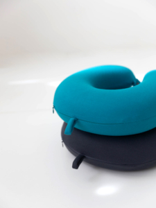 Oreiller de <span class=keywords><strong>voyage</strong></span> portable en tissu peluche doux et mousse à mémoire de forme pour soulager les douleurs au cou pendant les longs vols et les voyages en voiture - Product Image 2