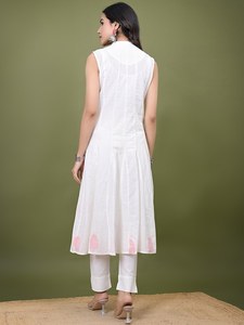 Ensemble de kurtas pour femmes en coton pur, design exclusif, imprimé floral, col en V, silhouette en A, lavage en machine, vente promotionnelle - Product Image 4