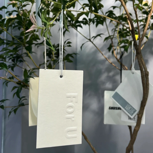 Étiquettes volantes en papier cartonné de qualité supérieure étiquettes de vêtements en papier épais étiquettes de marque de vêtement imprimées personnalisées prix de gros en vrac - Product Image 3