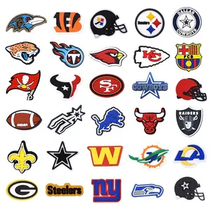 Bán Buôn PVC Quyến Rũ Giày NFL Bóng Đá Đội Thể Thao Steeler Redskins Raider Bóng Chày Đội Bóng Rổ Logo Quyến Rũ Cho Bóng Người Yêu
