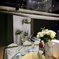 Décoration de mariage en soie verte, allée extérieure en herbe, arrangement de fleurs blanches pour table, chemin de table fleuri, ornements faits à la main