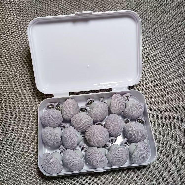 Boîte de rangement grise, lot de 16, avec clous en tissu et épingles en acier.