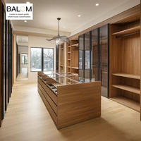 Balom OEM ODM Système de rangement pour dressing intégré moderne en bois grainé avec portes vitrées à cadre noir et îlot de rangement avec tiroirs