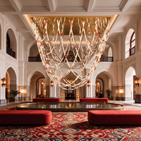 Lustre suspendu LED en verre tressé personnalisé pour hall d'hôtel de prestige et projets d'ingénierie