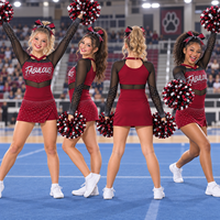 Ensemble d'uniforme de cheerleading bordeaux personnalisé avec manches en maille ornées de strass thermocollants, résistant aux chutes et optimisé pour la performance